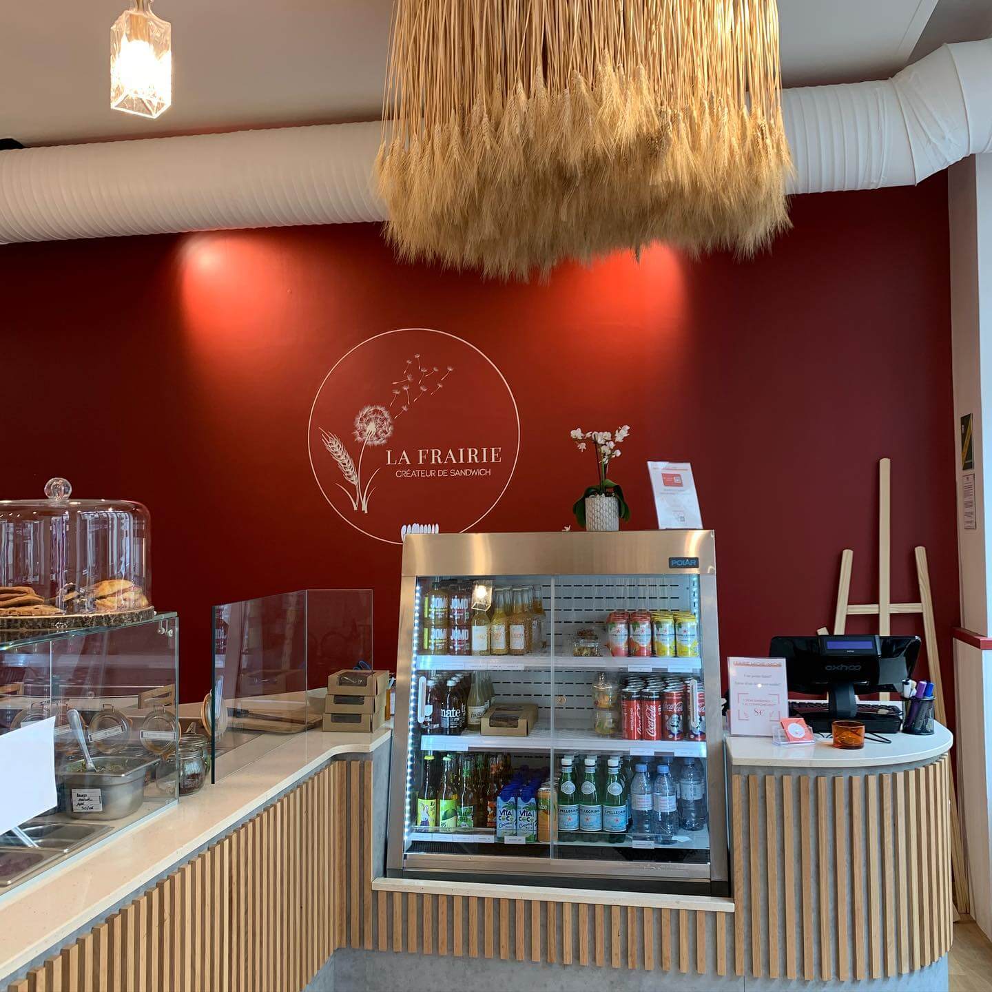 Snacking, Paris : comptoir arrondi et vitrine boissons, équipé par EUROPROJET