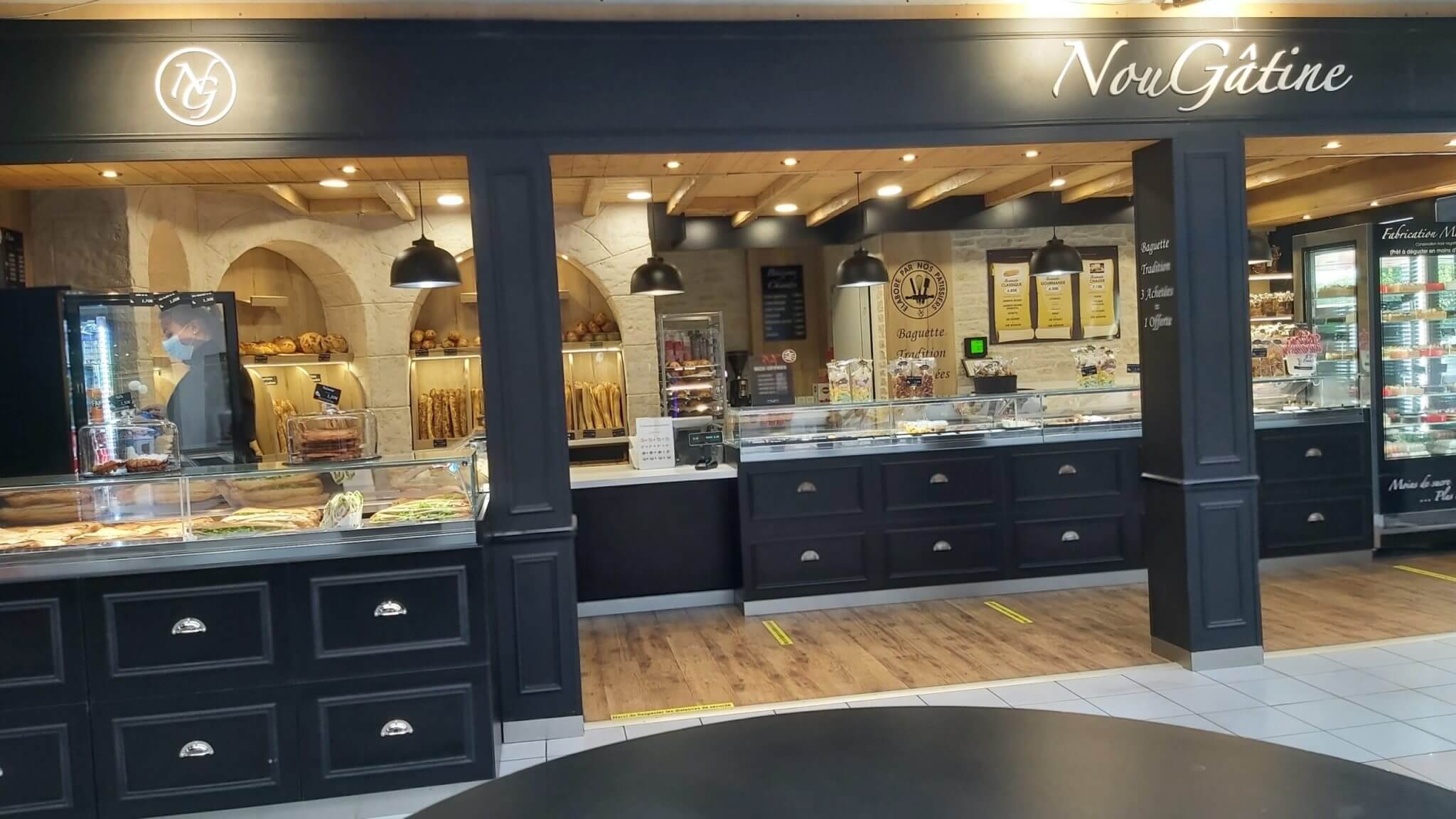 Boulangerie NouGâtine avec vitrines réfrigérées intégrées dans un comptoir bleu nuit à tiroirs