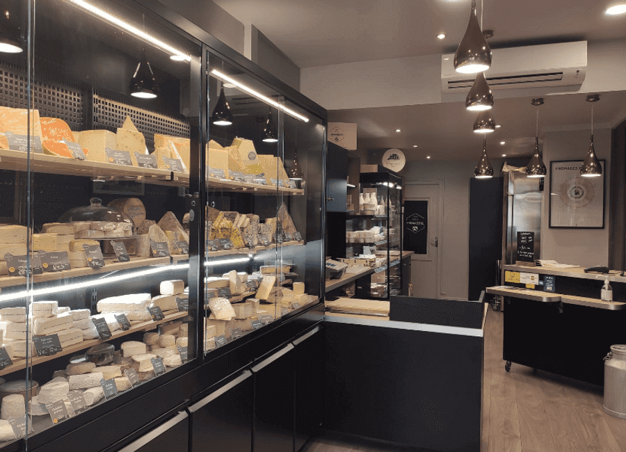 Fromagerie à Lyon équipée de vitrines réfrigérées murales noires avec fromages éclairés par LED