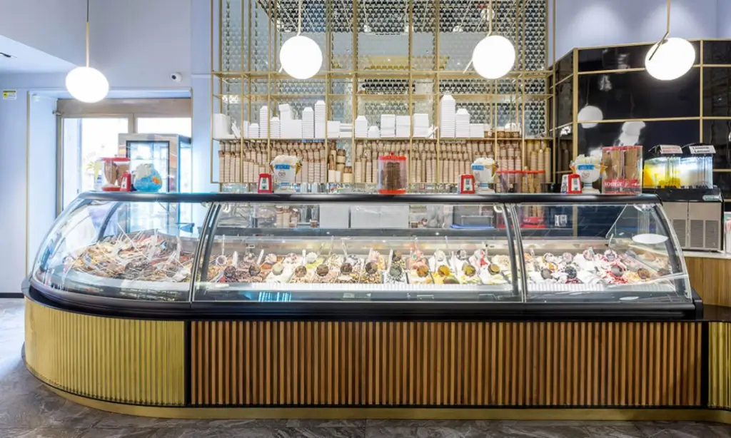 Vitrine et comptoir pour la crème glacée