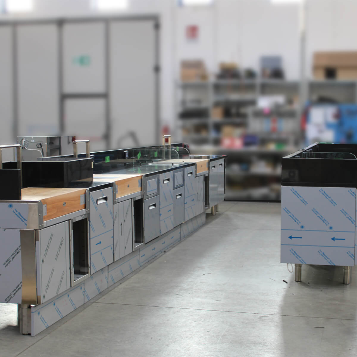 Ensemble de meubles de préparation arrière inox avec billots bois en cours de finition en atelier