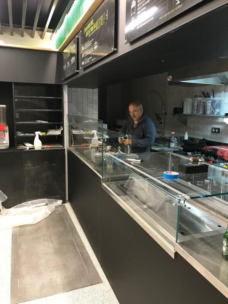 Installation du comptoir vitré sur mesure pendant les travaux du restaurant YAAFA à Lyon