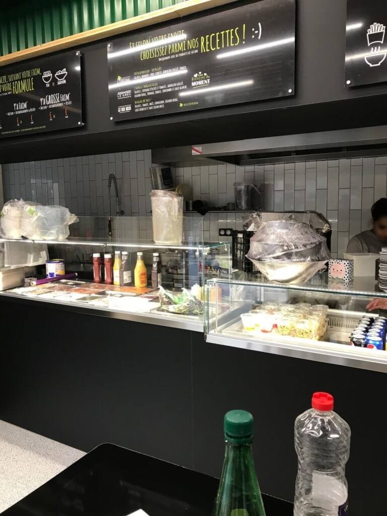 Comptoir de restauration rapide avec vitrine de présentation intégrée