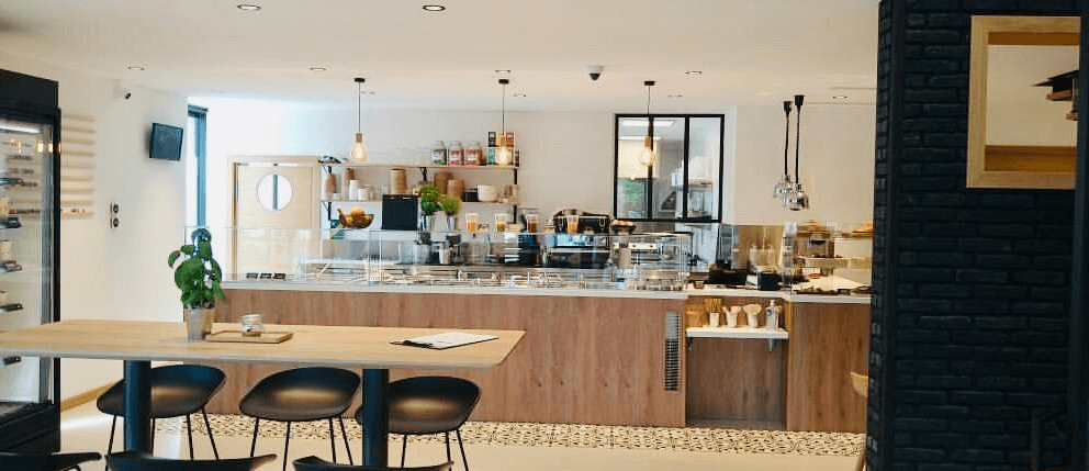 Comptoir salad bar en bois avec vitrine réfrigérée du restaurant bio La Clairière