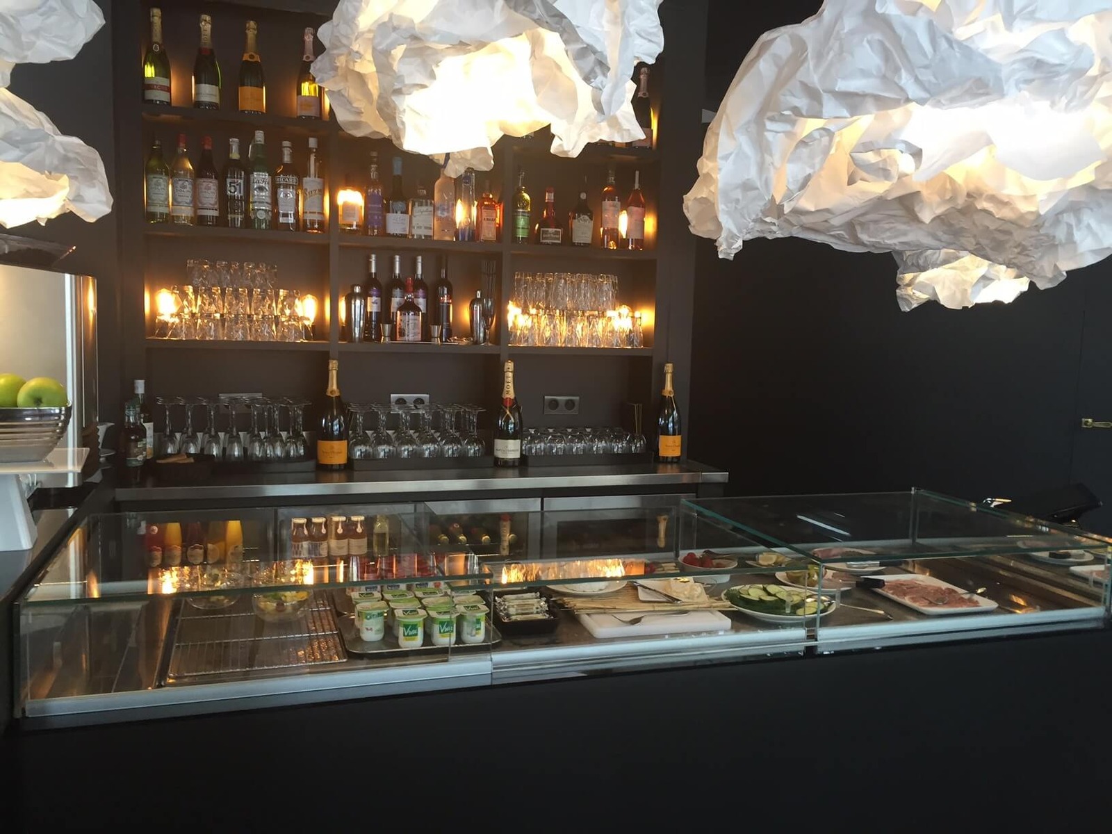 Buffet réfrigéré vitré devant le bar d'un hôtel parisien