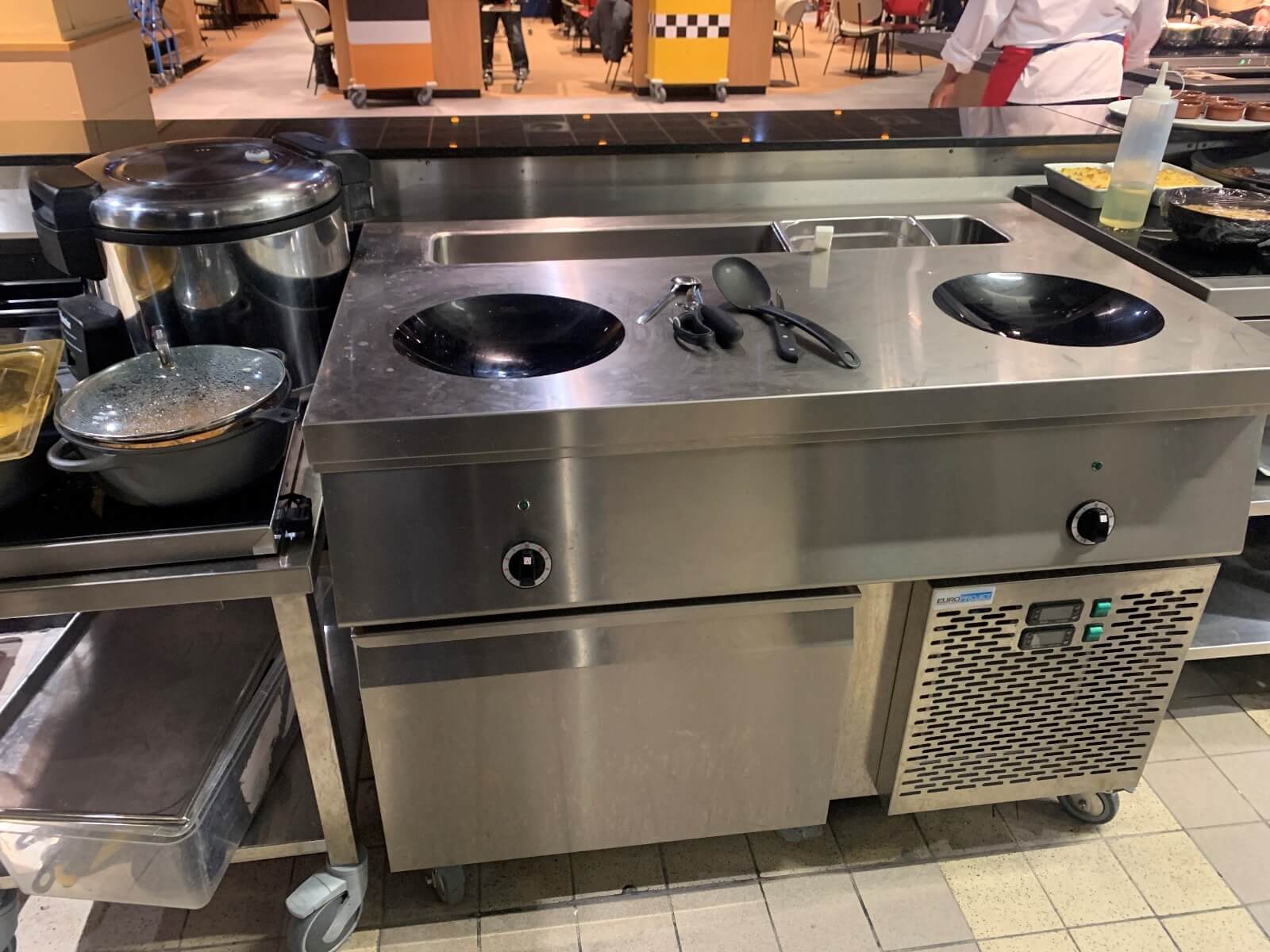 Meuble inox de show cooking avec deux woks à induction sur soubassement réfrigéré