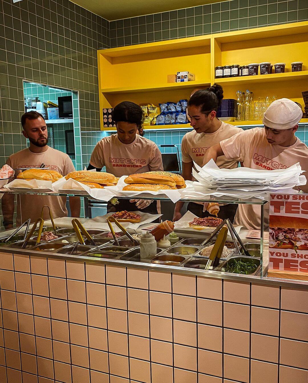 Vente à emporter : comptoir réfrigéré et service en ligne, équipé par EUROPROJET