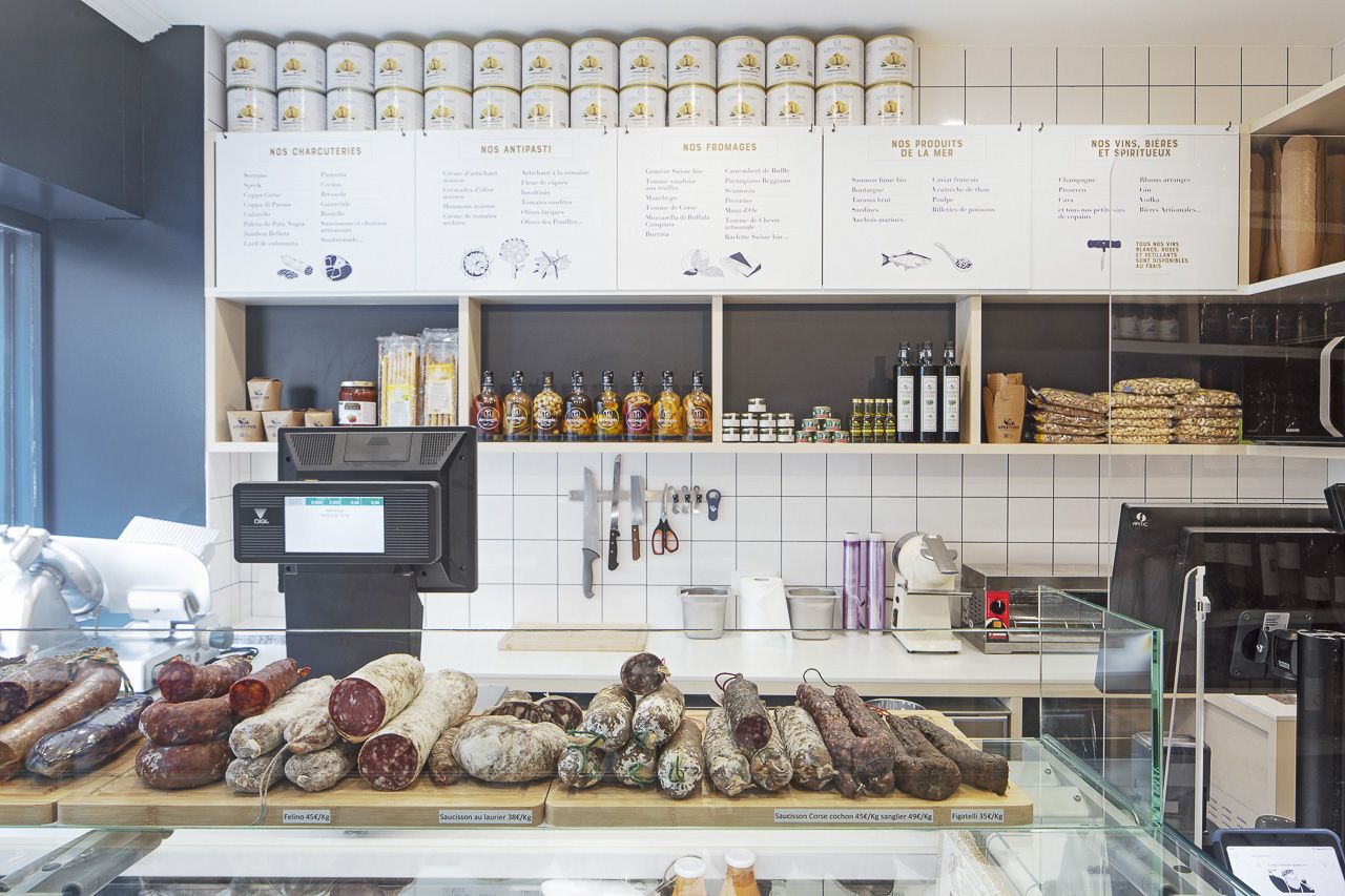 Comptoir d’Apertivus à Paris : saucissons présentés sur le vitrage, menus muraux et caisse