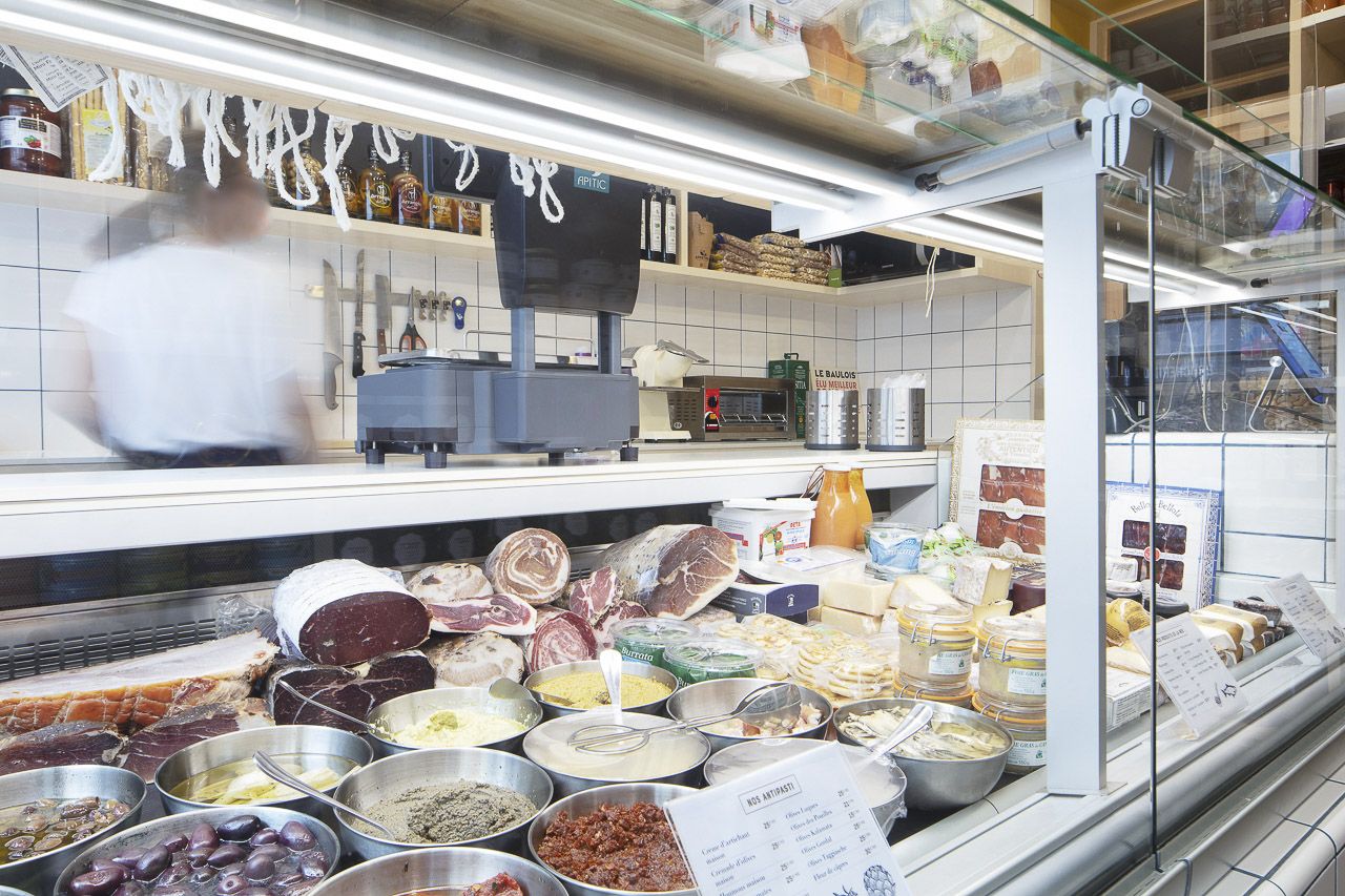 Vitrine réfrigérée garnie d’antipasti, de charcuteries et de fromages chez Apertivus