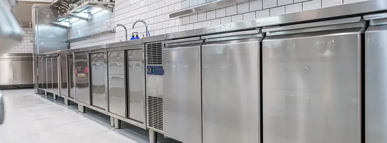 Armoires et tables réfrigérées en cuisine professionnelle