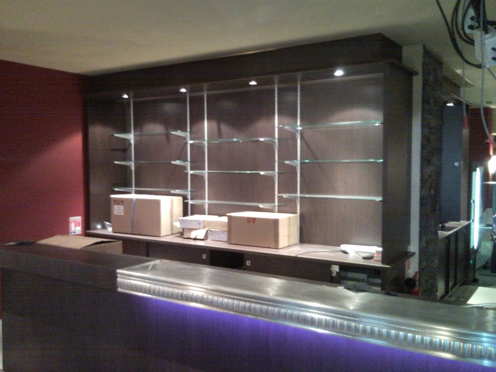 Arrière-bar avec étagères en verre et comptoir éclairé par LED, Bar de l’Avenue