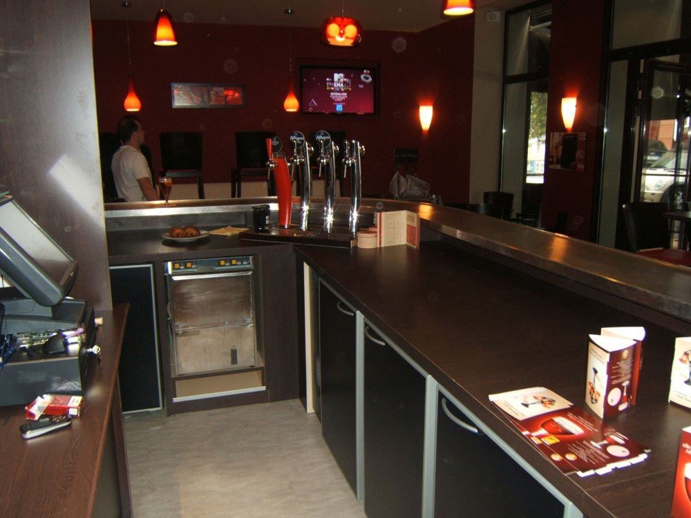 Arrière-bar réfrigéré de brasserie avec lave-verres intégré et tireuses à bière