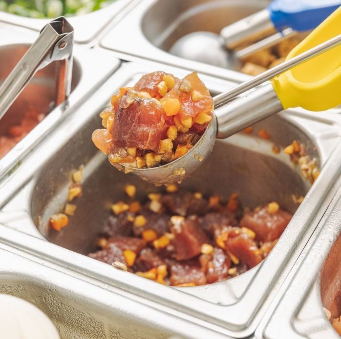 Portion de thon mariné servie depuis un bac GN de poké bowl