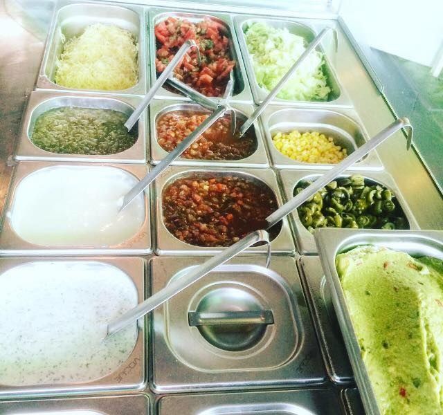 Bacs GN de garnitures tex-mex : guacamole, salsa, maïs et piments