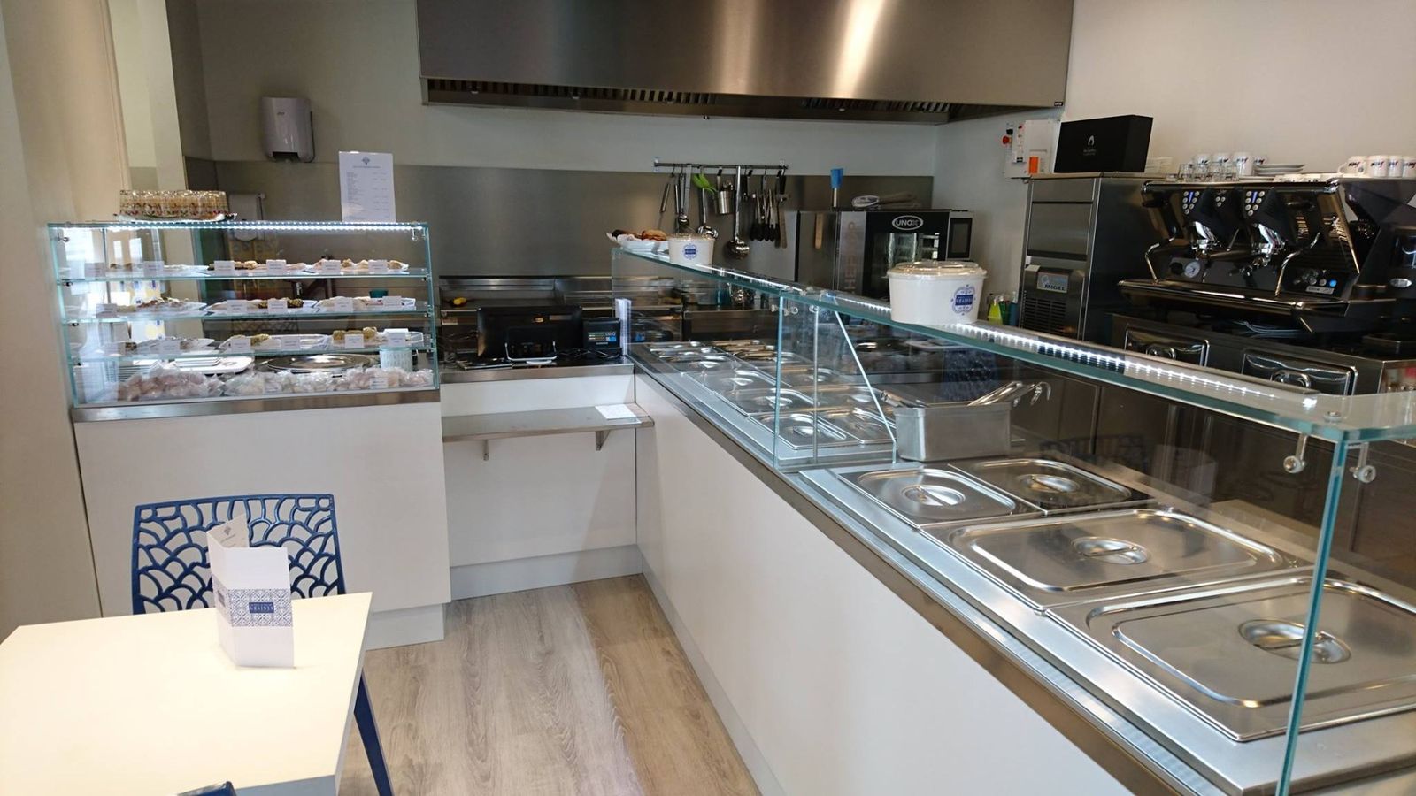 Bar à couscous avec comptoir bain-marie sous vitrage et vitrine à pâtisseries orientales