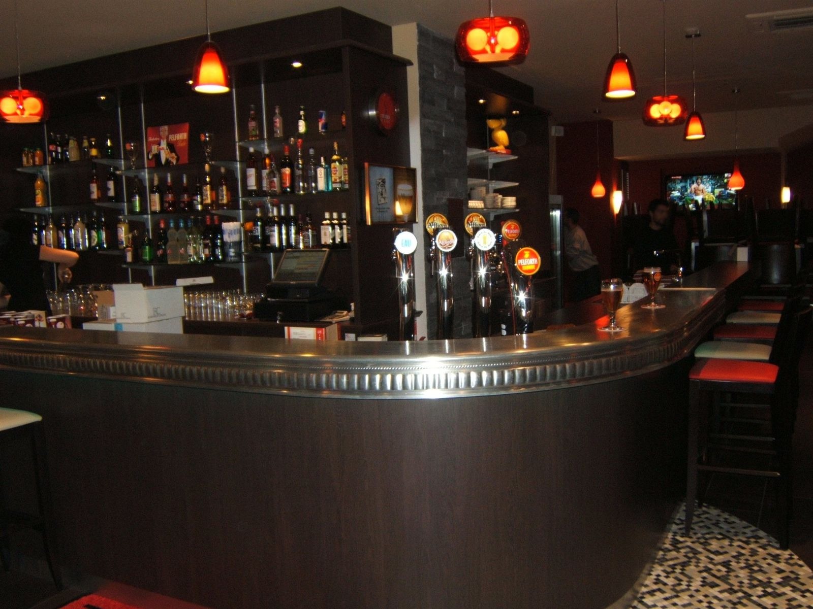Agencement de bar : comptoir de bar courbe sur mesure avec tireuses à bière et arrière-bar, Bar de l’Avenue