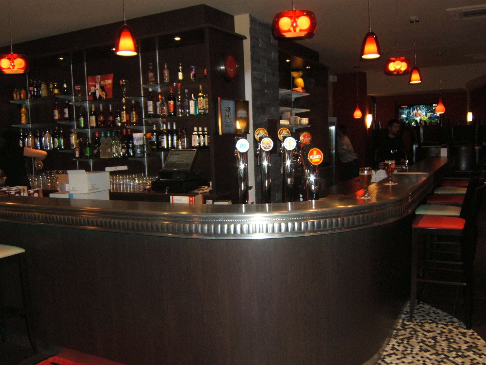Comptoir de bar courbe sur mesure avec tireuses à bière et arrière-bar, Bar de l’Avenue