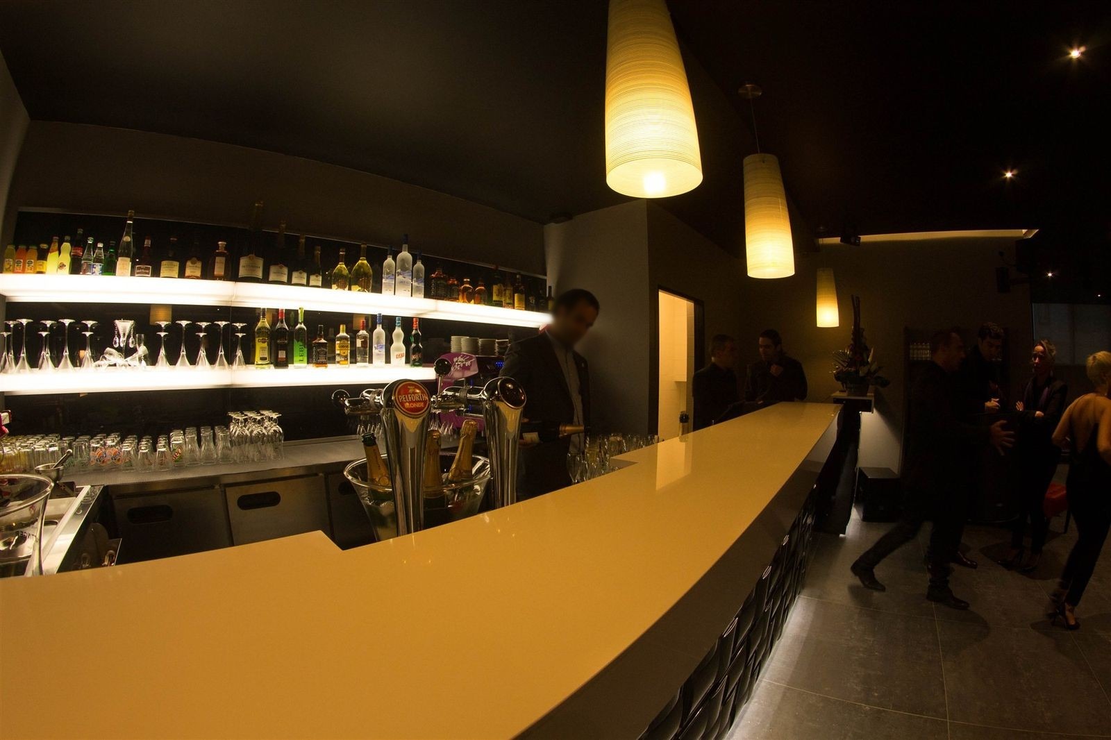 Comptoir de bar lounge grande longueur éclairé