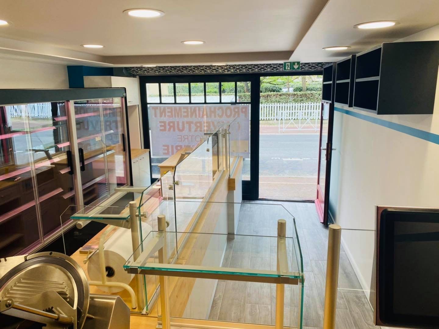 Installation du comptoir vitré de la Boucherie du Moulleau avant l’ouverture