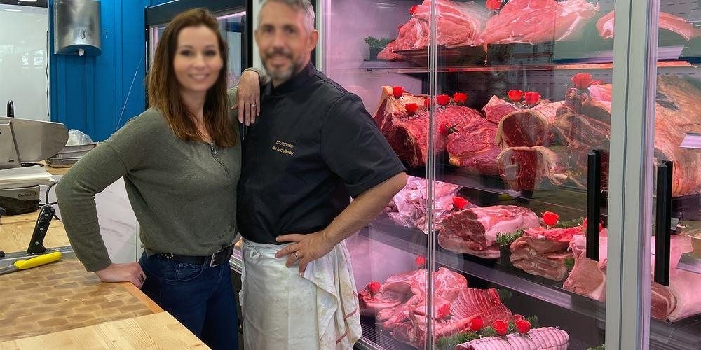 Les gérants de la Boucherie du Moulleau devant leur murale réfrigérée à viande