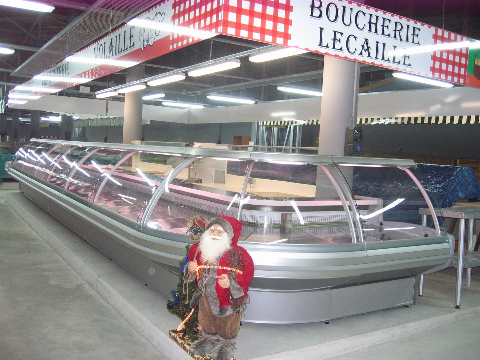 Vitrine bombée de grande longueur de la boucherie-charcuterie Lecaille