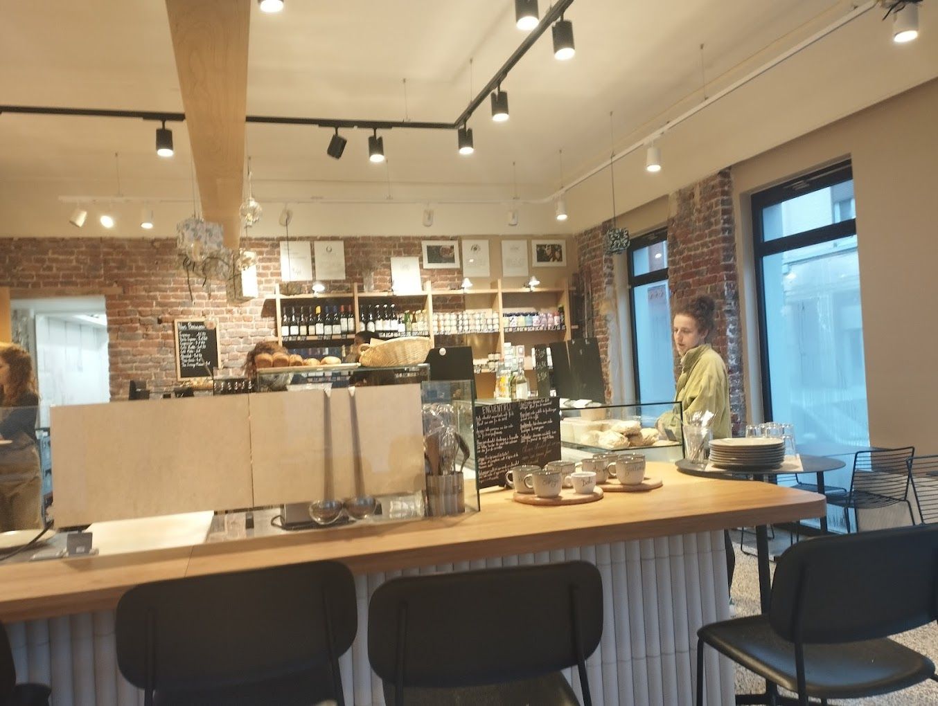 Comptoir en bois et vitrines d’une boulangerie-café à Lille