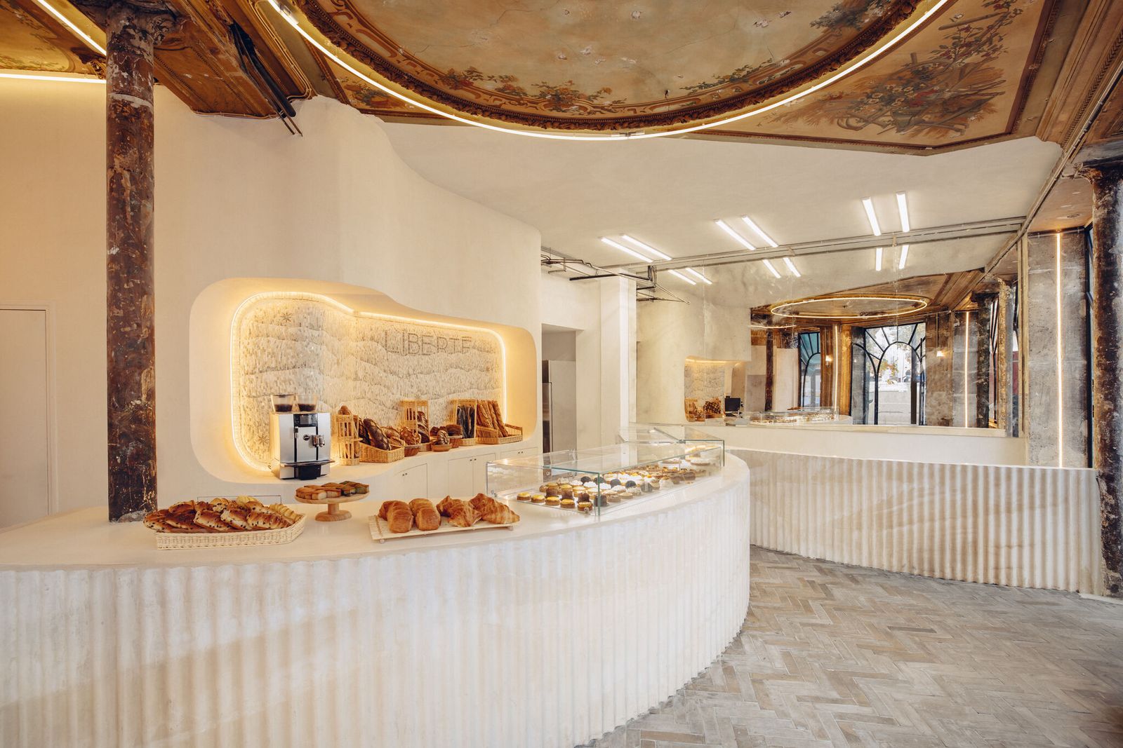 Comptoir courbe de la boulangerie Liberté à Paris garni de viennoiseries