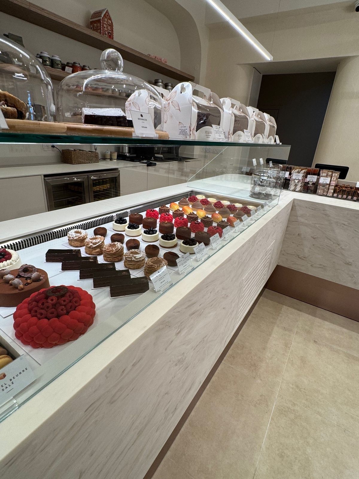 Vitrine pâtissière d’angle garnie de pâtisseries individuelles