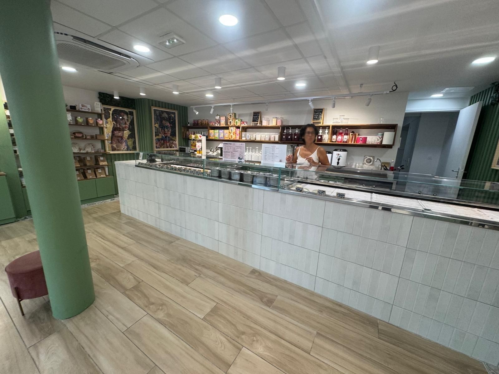 Boutique de bubble tea et mochis en Martinique : long comptoir vitré carrelé