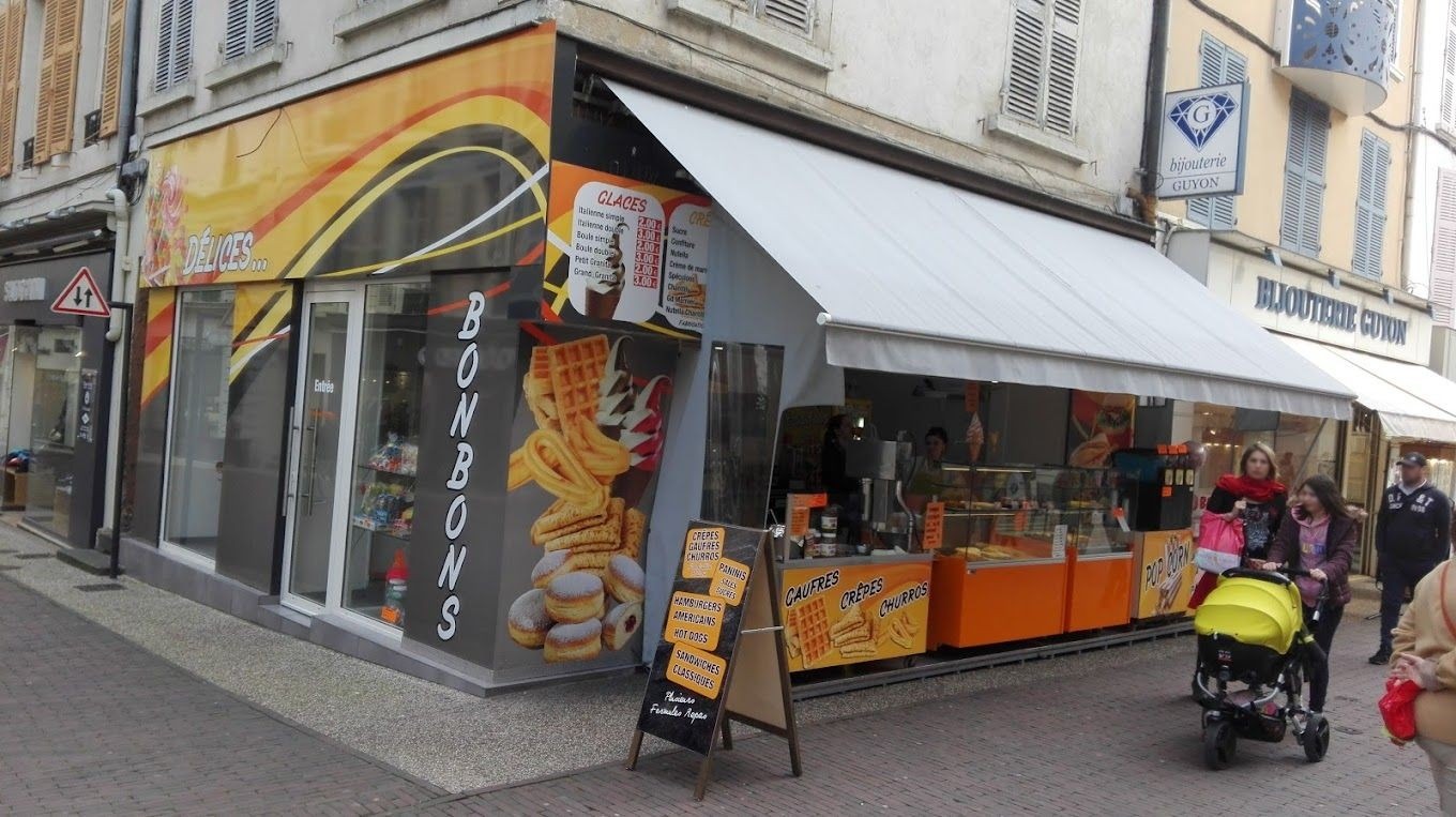 Boutique de gaufres, crêpes et churros avec comptoir de vente sur rue à Roanne