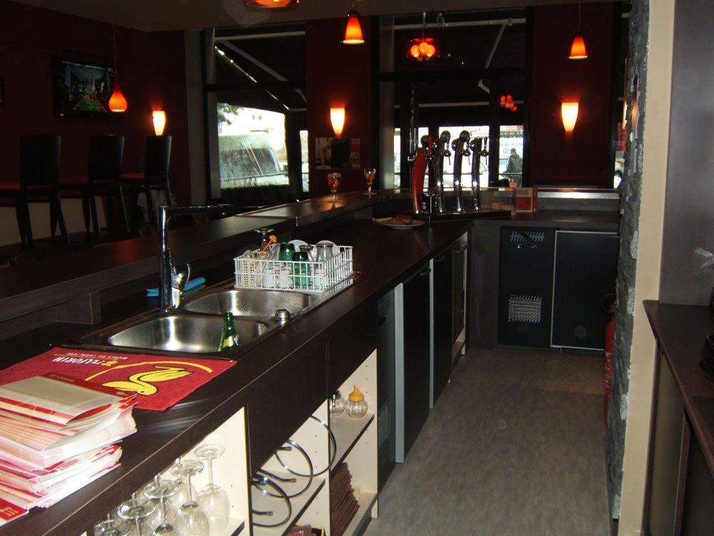 Arrière-bar de brasserie avec plonge double bac et rangement des verres