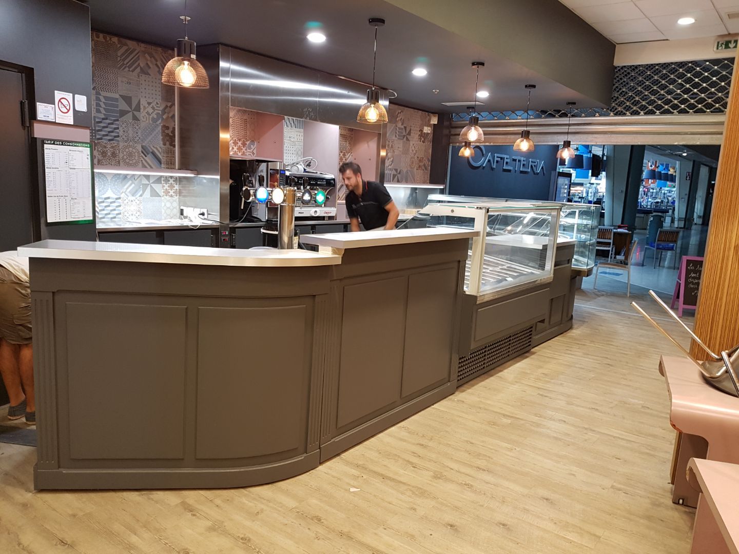 Cafétéria en self-service, comptoir bois