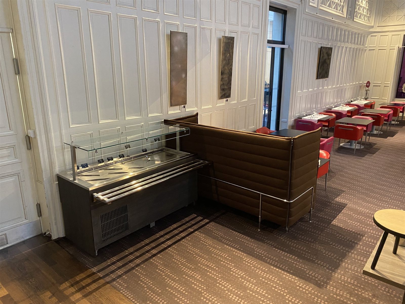 Buffet sur mesure installé dans un salon d’hôtel à boiseries blanches