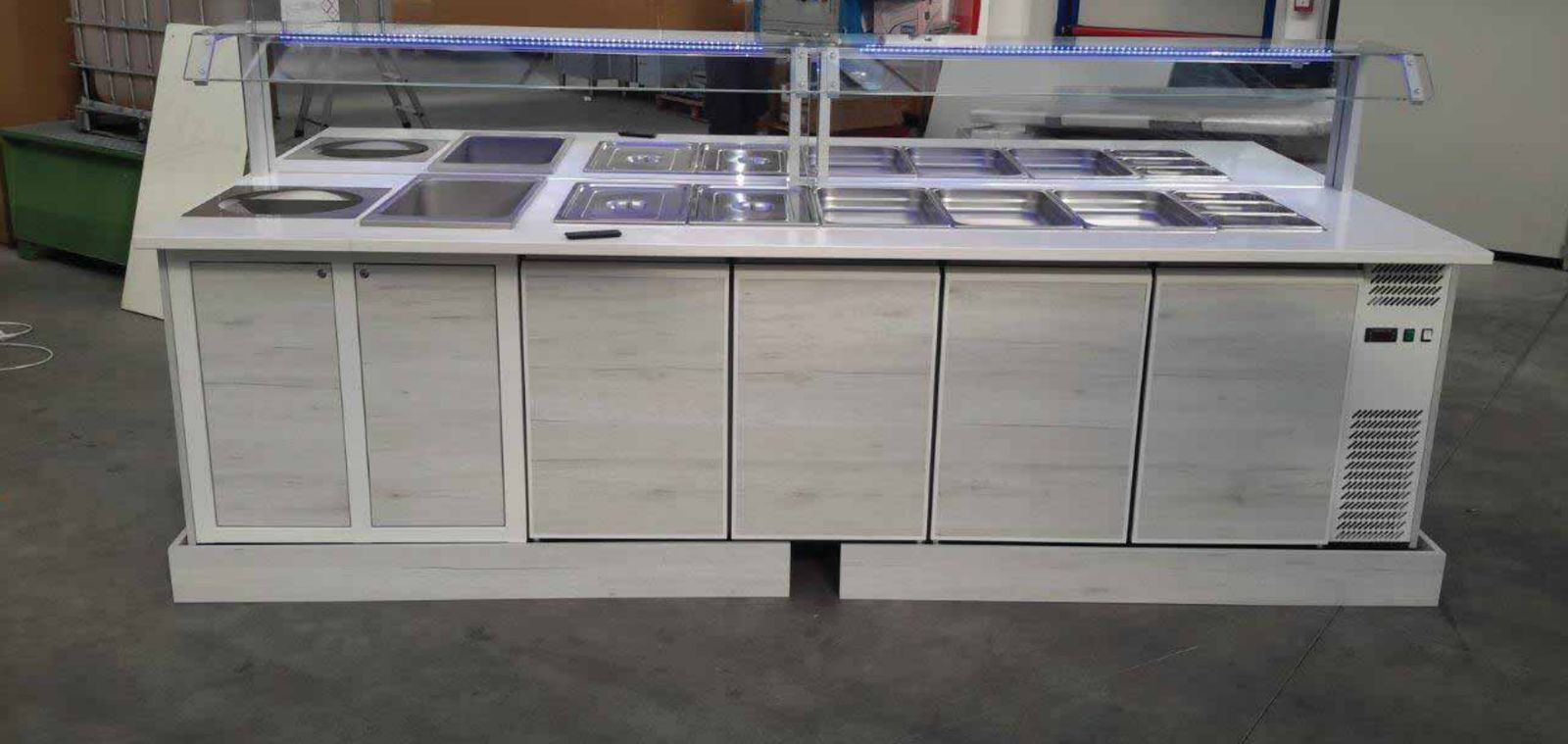 Buffet de petit-déjeuner sur mesure façade chêne blanc avec pare-haleine LED, avant livraison