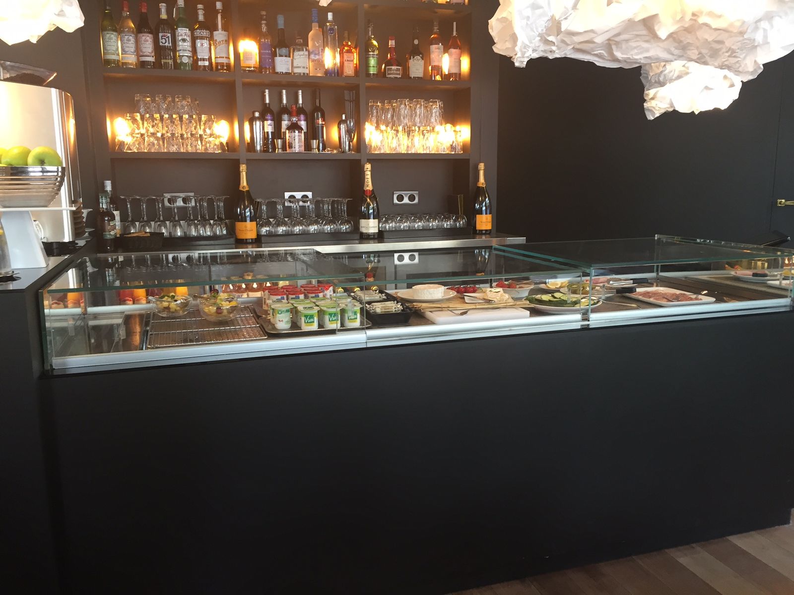 Buffet de petit-déjeuner noir sur mesure avec vitrine réfrigérée et bar d’hôtel à Paris