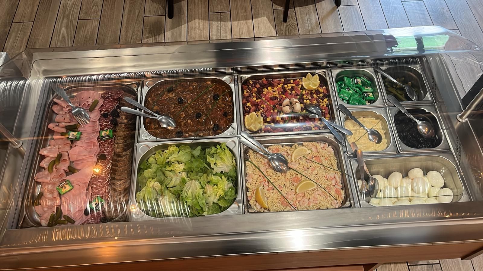 Cuve réfrigérée de buffet avec bacs GN de salades, charcuterie et œufs sous pare-haleine