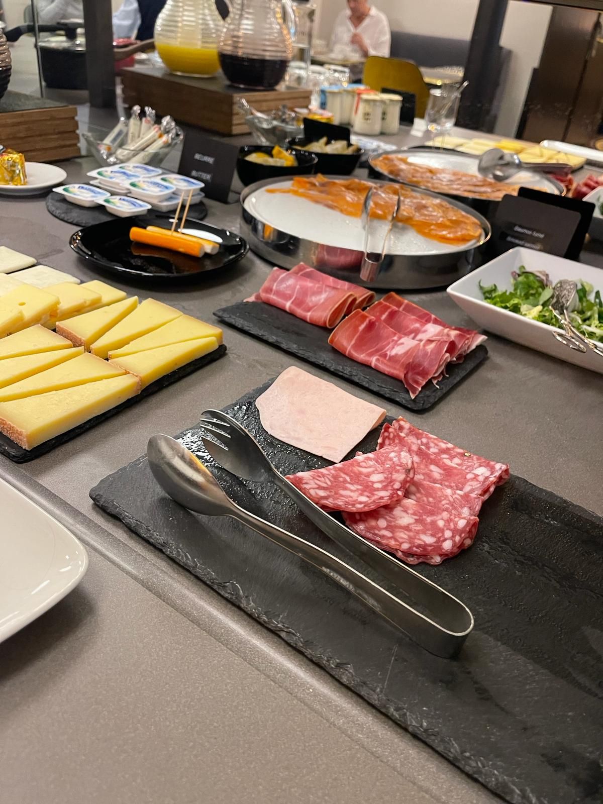 Plaque réfrigérée de buffet de petit-déjeuner avec fromages, charcuteries et saumon sur ardoises
