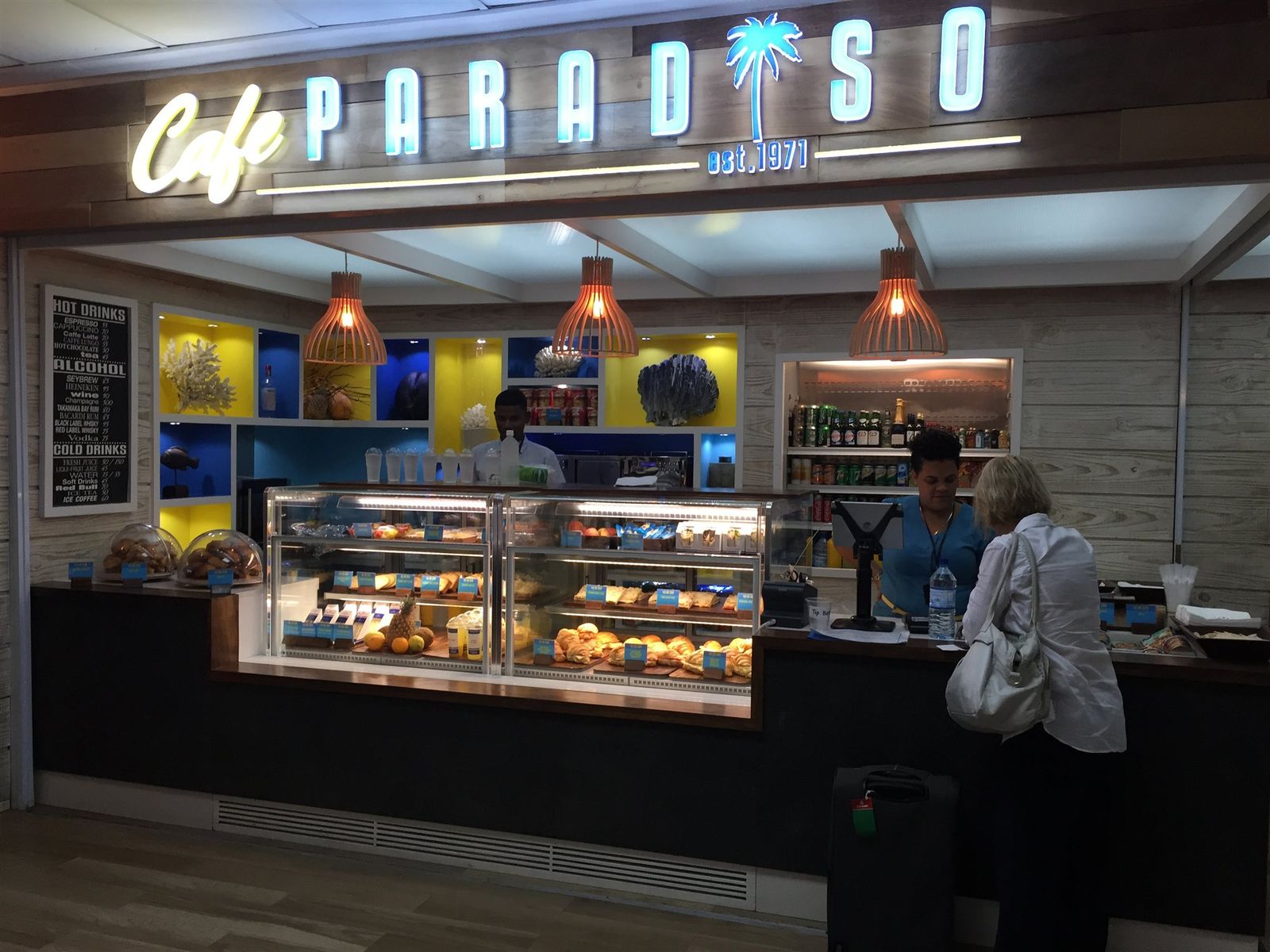 Vitrines réfrigérées éclairées avec viennoiseries et sandwichs dans un café d’aéroport