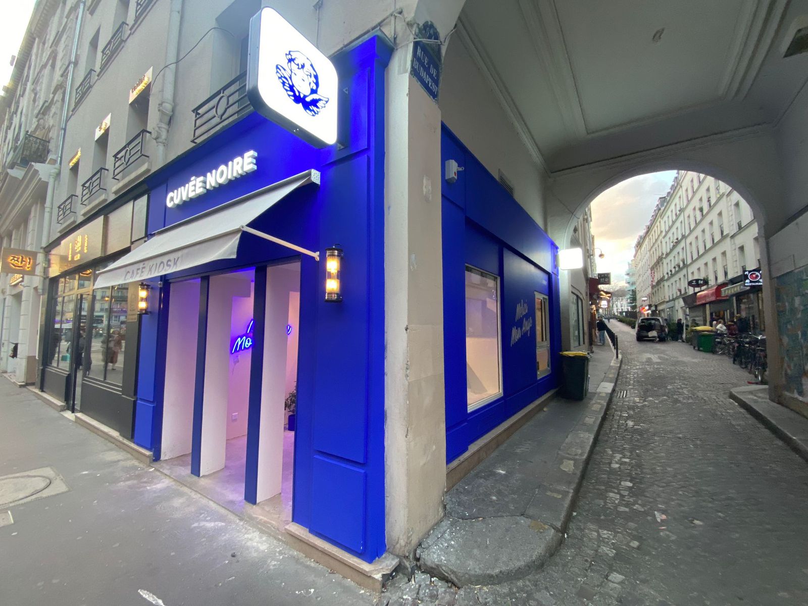 Café kiosque bleu dans un passage parisien