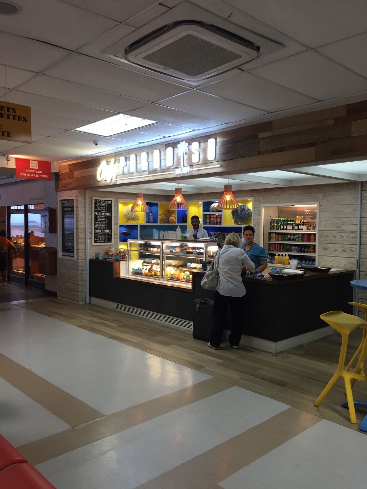 Comptoir et vitrines réfrigérées du Café Paradiso à l’aéroport de Mahé