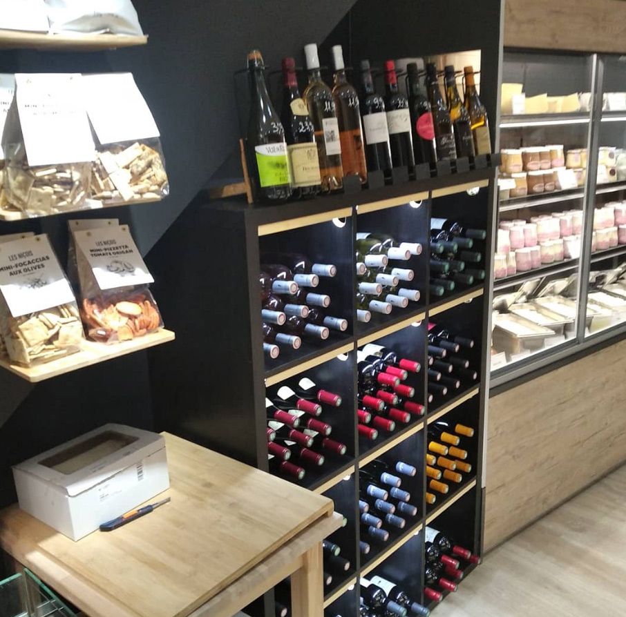 Cave à vins et murale réfrigérée à fromages dans une fromagerie niçoise