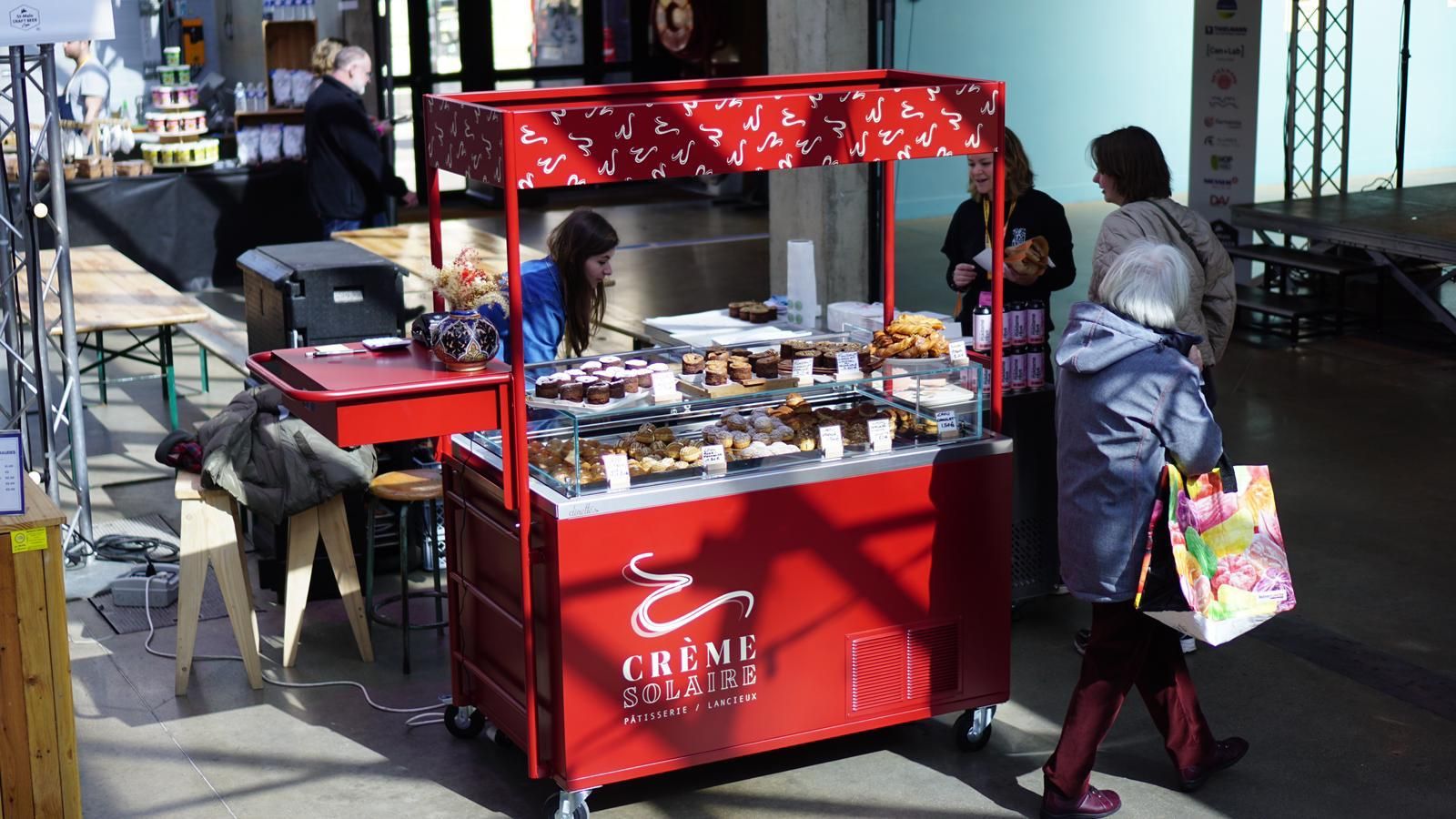Charrette mobile de vente de pâtisseries dans un marché couvert