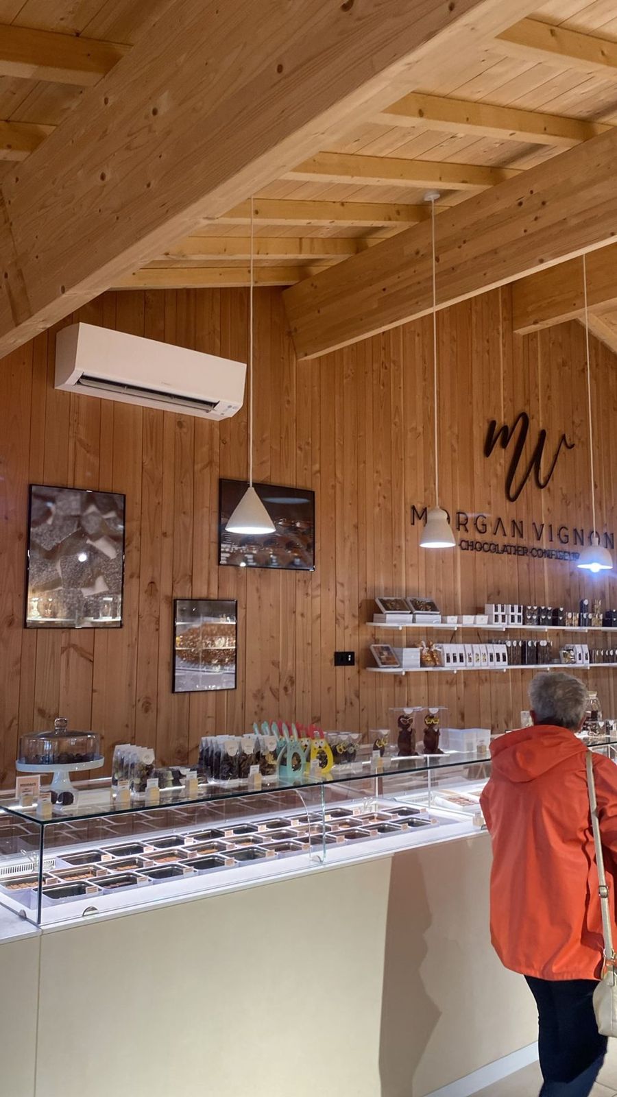 Chocolaterie et glacier au Cap-Ferret : comptoir sur mesure et vitrines en bois clair