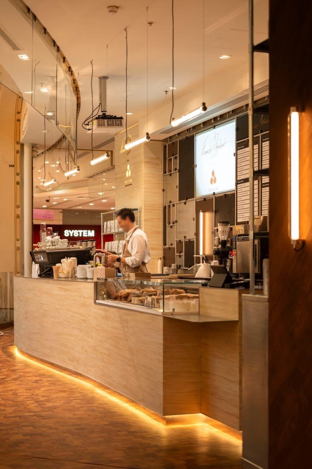 Comptoir de coffee shop avec éclairage LED en soubassement dans un grand magasin parisien