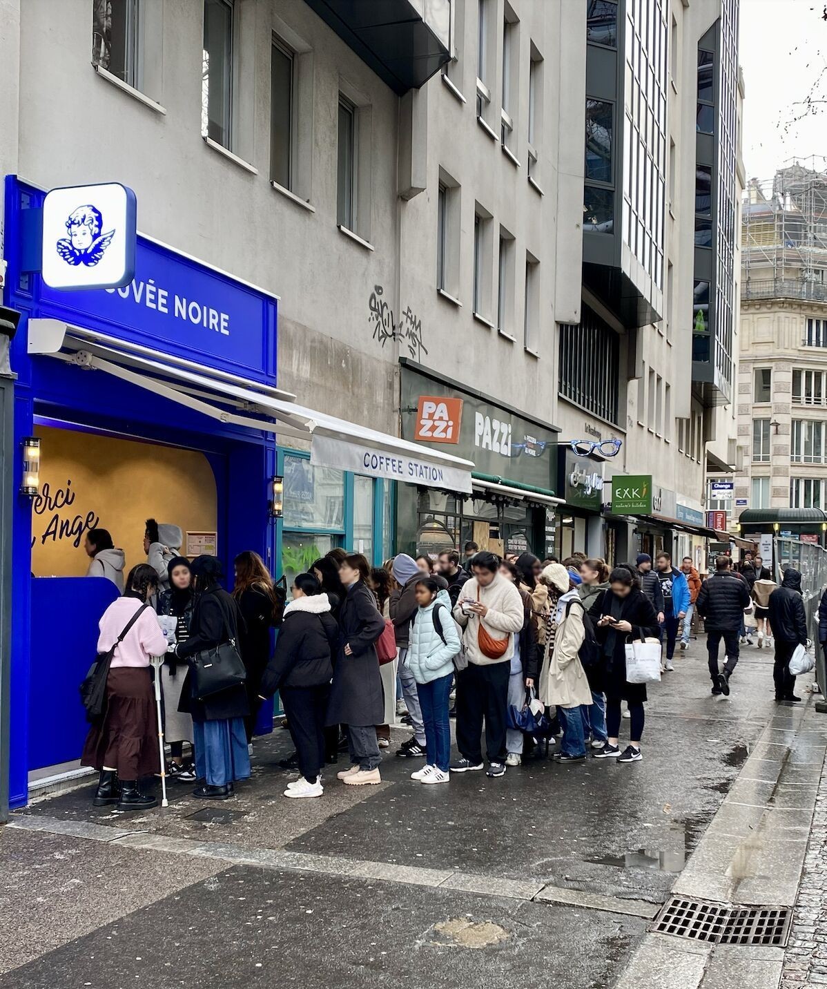 File d’attente sur le trottoir le jour de l’ouverture d’un coffee shop parisien