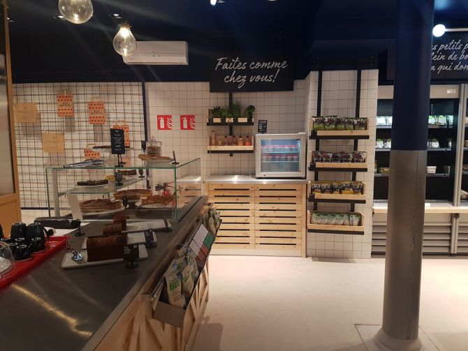 Comptoir café et snacking dans une boutique urbaine, vitrine de pâtisseries