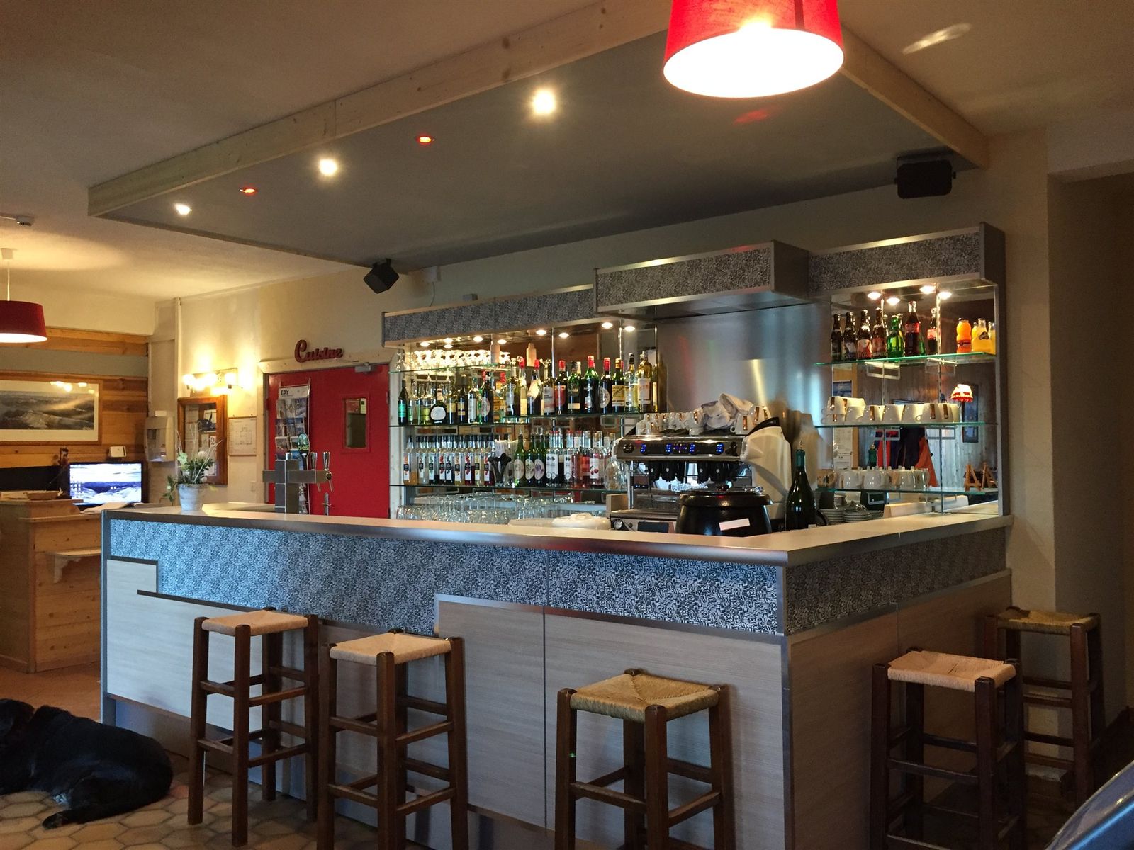 Comptoir de bar sur mesure avec étagères à bouteilles éclairées et machine à café