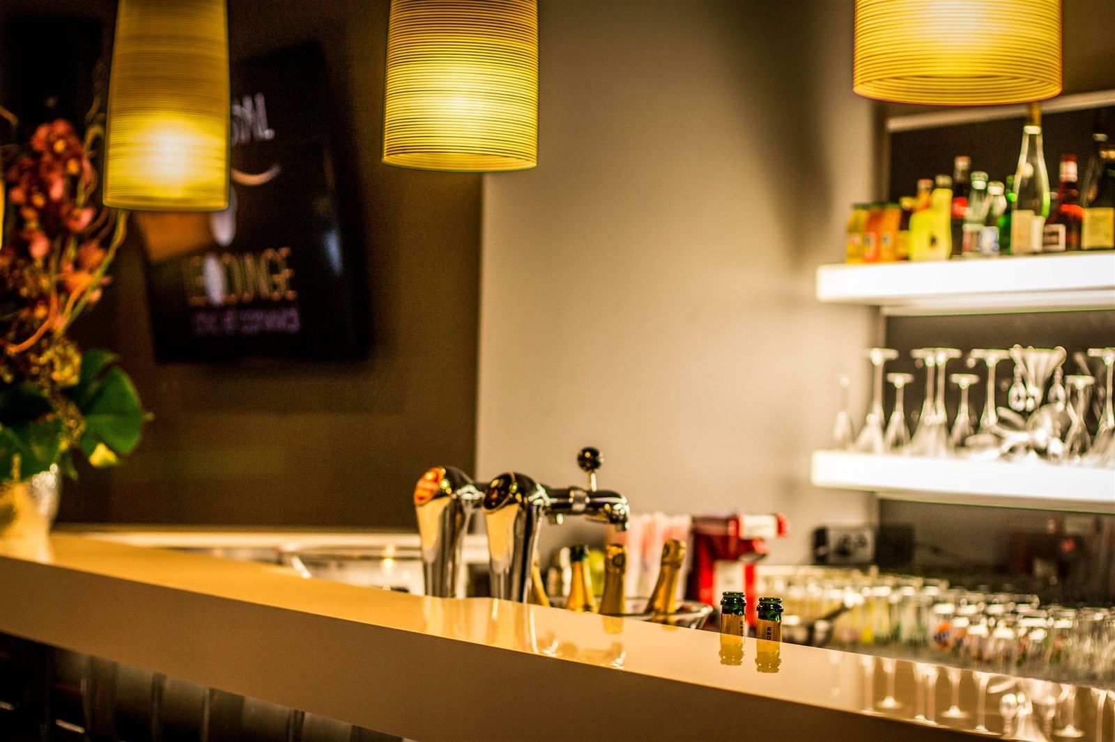 Comptoir de bar à plan lumineux avec tireuse à bière