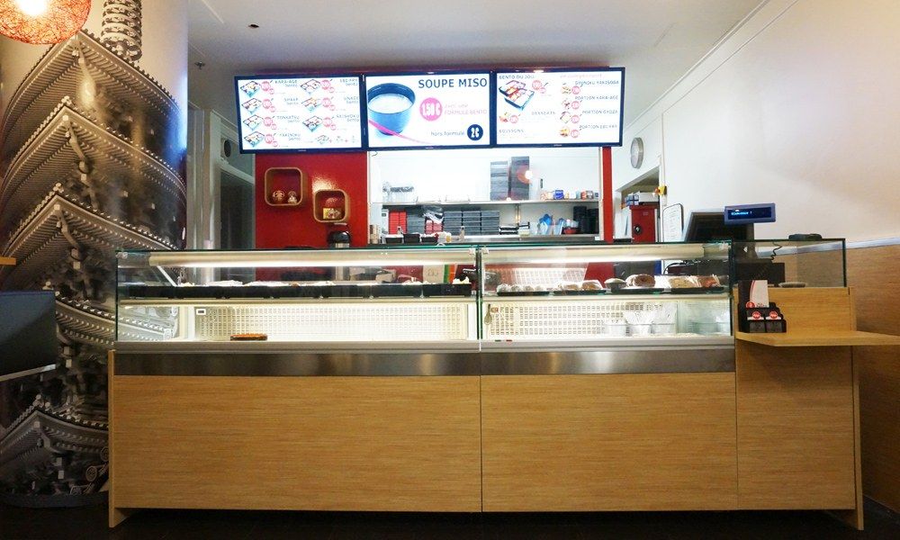 Comptoir de restaurant japonais de bentos avec façade bois et vitrine réfrigérée