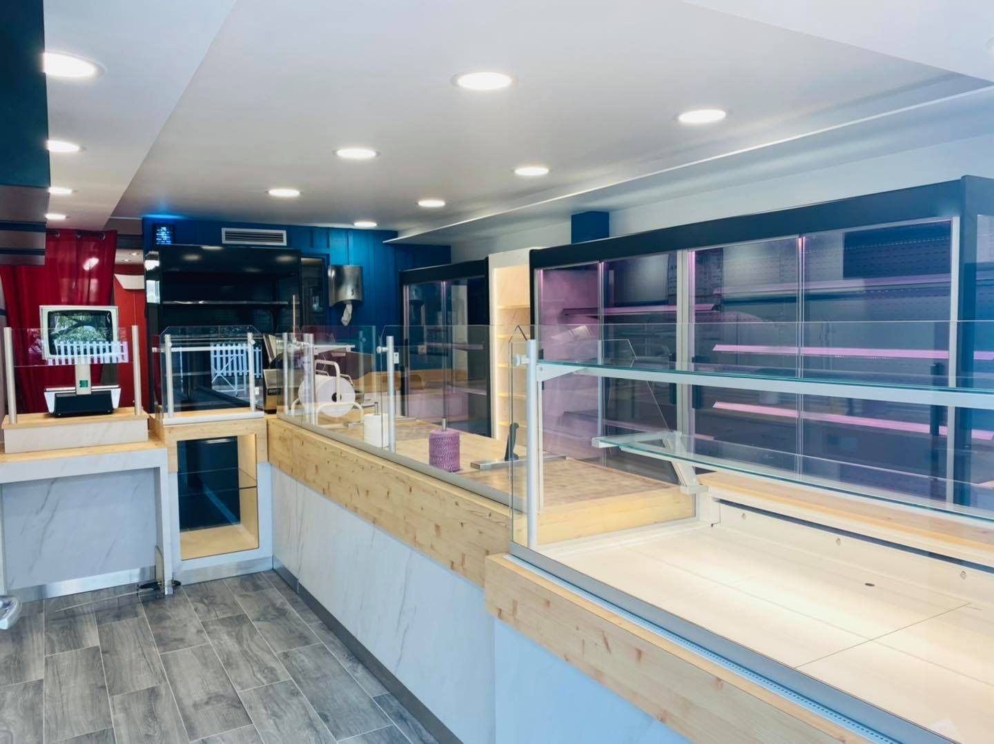 Comptoir de boucherie sur mesure en bois clair et vitrines réfrigérées à Arcachon